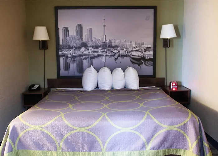 Super 8 By Wyndham Mississauga Hotel